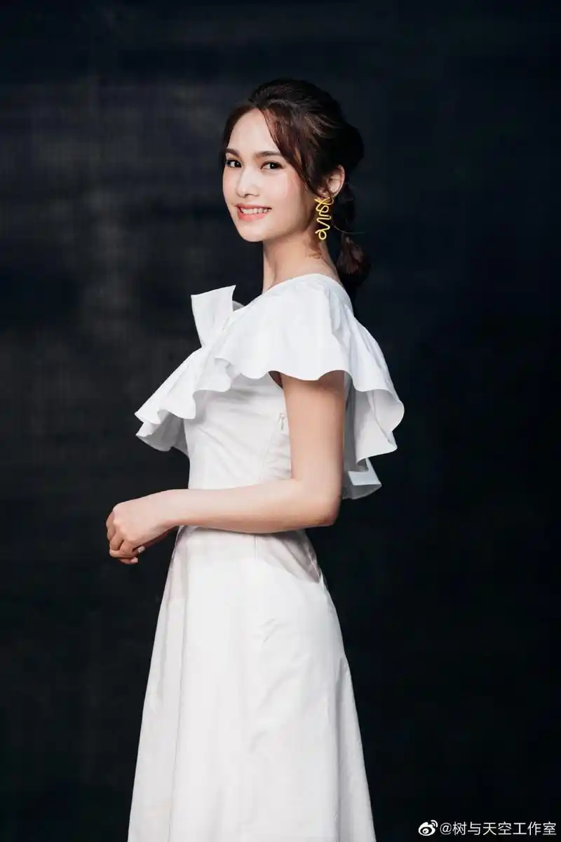 杨丞琳扎马尾晒微笑侧颜 白色荷叶边连衣裙仙气十足