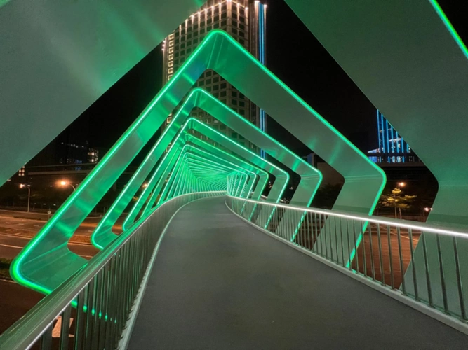 美峰人行天桥959595波特曼取景地电视剧《对手》959595