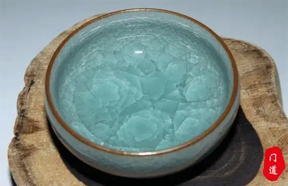 "冰裂纹瓷"是南宋官窑的极品,青釉层上,白色裂纹层层叠叠,清晰可见