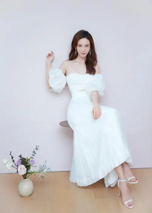 白色的金晨##金晨纯白披风长裙