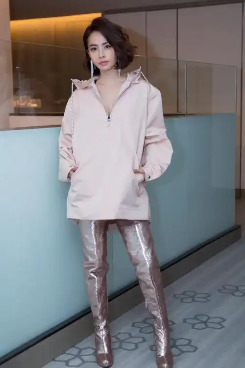蔡依林身穿粉色大卫衣配亮片长靴 清新时髦又酷帅十足