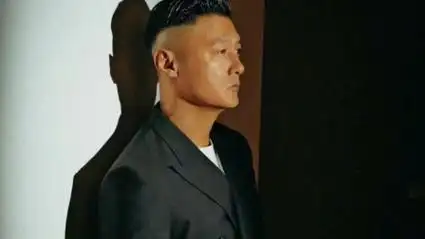 42岁余文乐颜值又崩坏? 新发型被嘲似保安