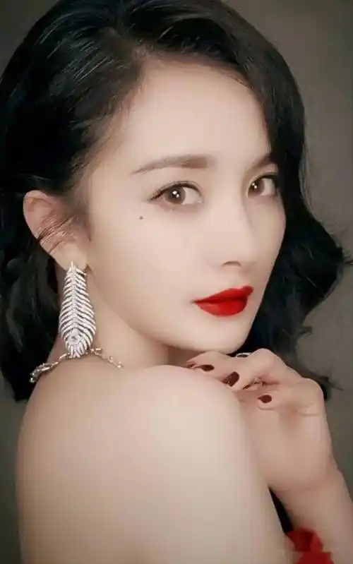 杨幂火辣辣的红唇火辣辣的诱惑