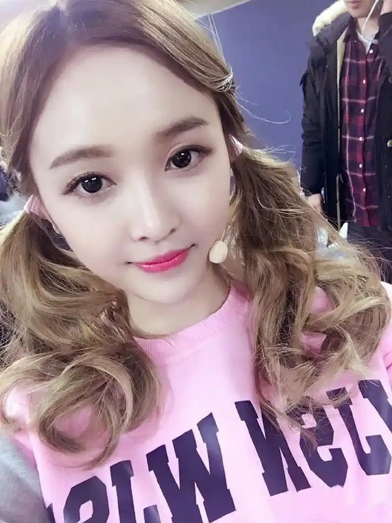 来康康吴宣仪在宇宙少女时期的照片吧～感觉好白嫩啊,皮肤状态太好了