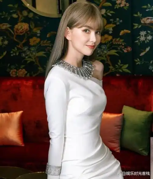 三十岁的下天王嫂昆凌,在参加《我爱黑涩会》后崭露头角,继而参演了