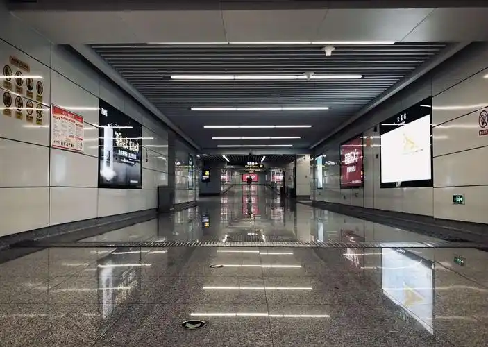 《延伸》地铁站走道的空间延伸.—空间