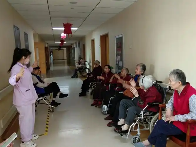 欢乐洋溢养老院 温情沁入老人心. - 美篇