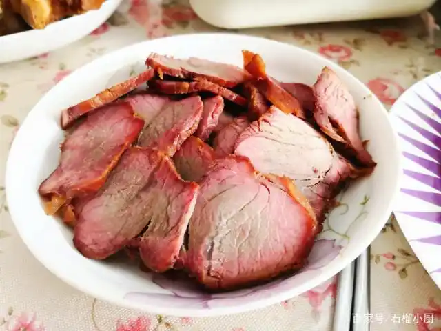 给大侄送行准备了这样一桌饭菜,有海鲜又有肉还有青菜,鲜美好吃