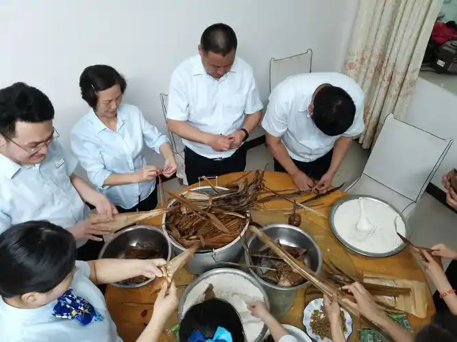 正阳支行开展"迎端午,包粽子"活动