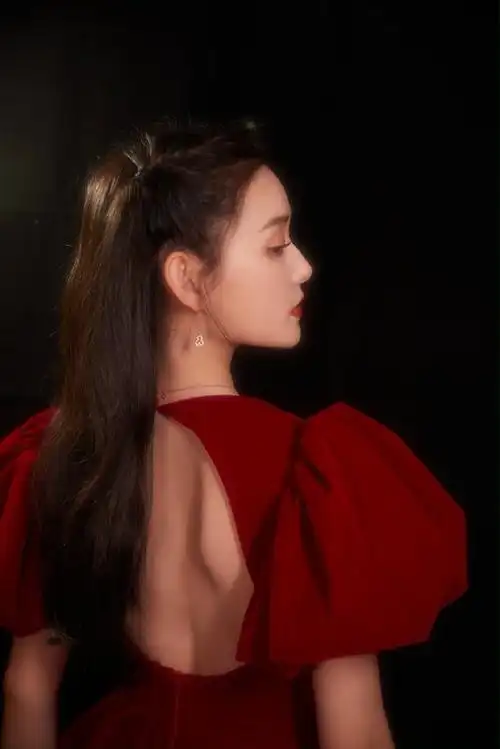 蒋依依开场舞#@蒋依依在今晚的#湖南卫视春晚#舞台也太美了,红色丝绒