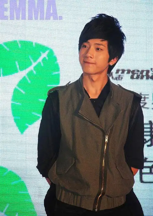 井柏然小鲜肉时期照片,白敬亭可以进来笑了