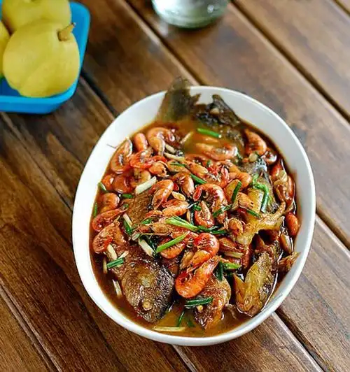 饭店招牌菜轻松做【一锅鲜】 材料:鲫鱼,昂公鱼,河虾.