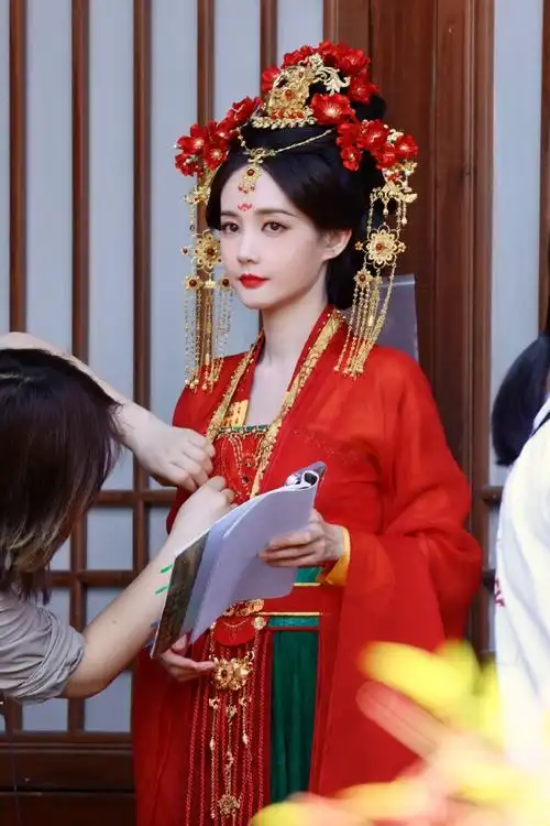 李一桐凤冠霞帔大婚造型