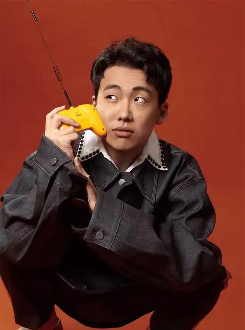 相声界的颜值担当郭麒麟时尚写真照帅气又时髦