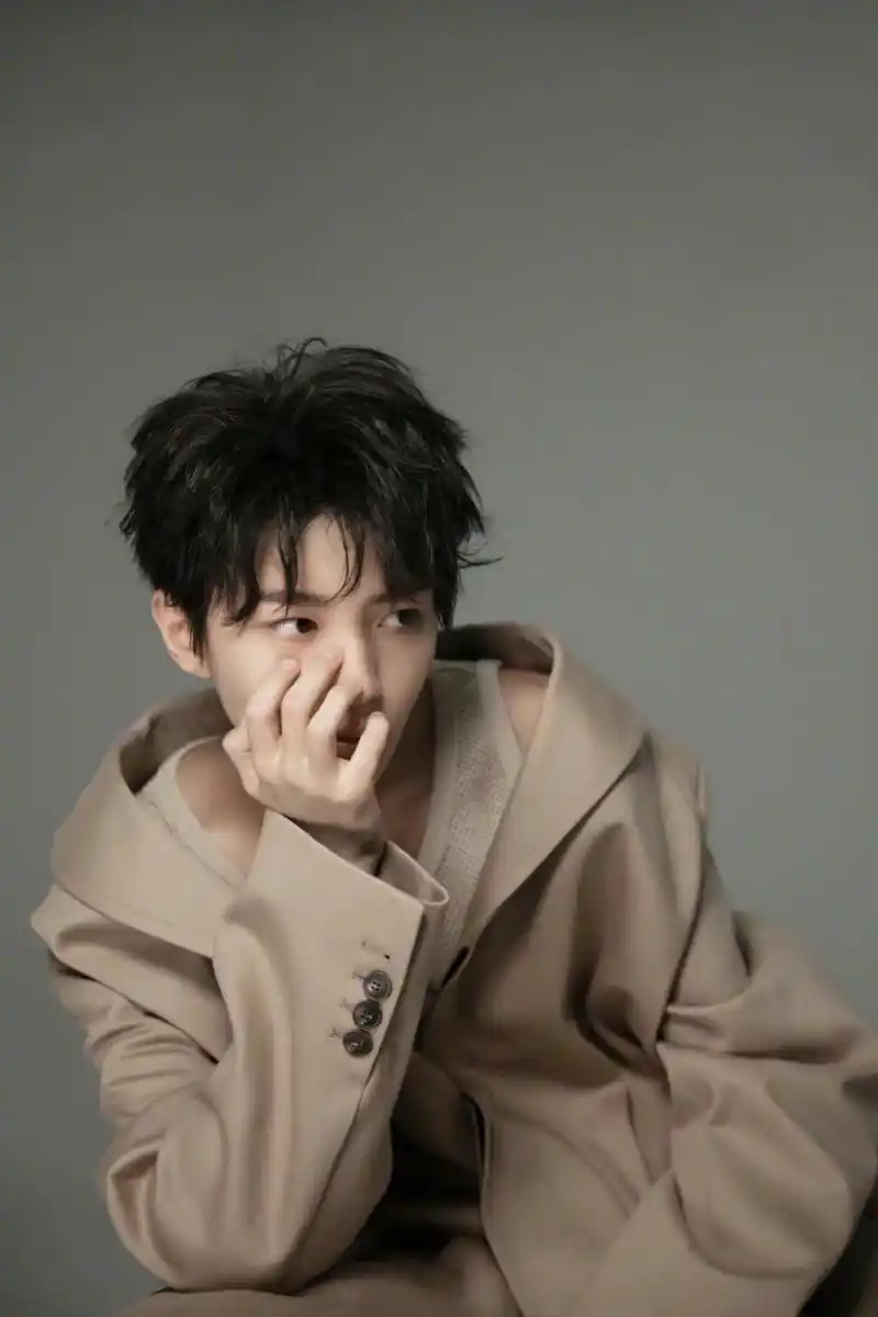 春运最in街拍# 王俊凯《ellemen》大片花絮照,俊朗少年露肩撩人.