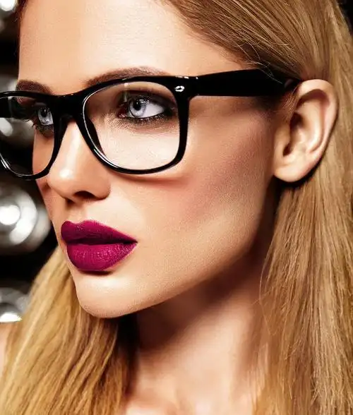 金发美女带着眼镜的侧面肖像