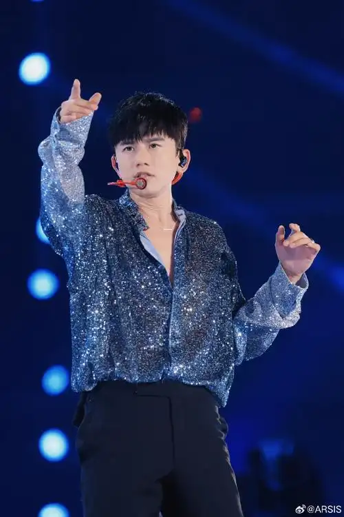 演唱会加场#感谢@张杰佩戴@arsis丝光星痕项链和丝光星海戒指开演唱会