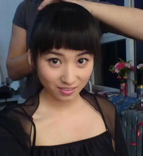 夏雪的饰演者是杨紫,但是在第三季的时候突然换人,换成了宁丹琳,一个