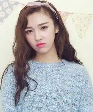 一款偏分的韩式纹理烫烫发设计,搭配粉嫩的公主风妆容以及粉色的发饰