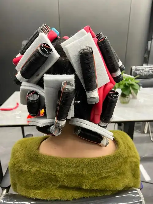 图一是烫发排杠加热,图二是烫完绕着吹干的效果,图三是烫完湿发的效果