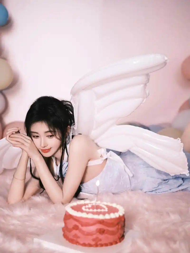 鞠婧祎28岁生日写真,唯美浪漫的小天使,一路成长,探索无限可能.