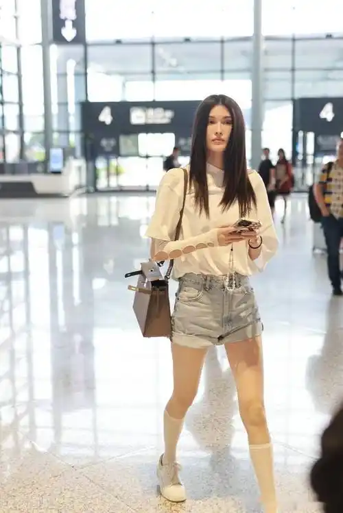 街拍:何穗白teo 牛仔短裤 白色小腿袜 帆布鞋清纯少女感_上海_机场