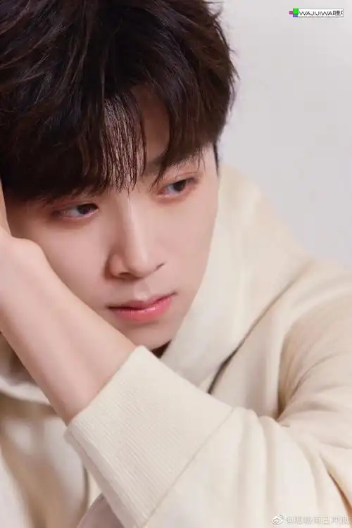 张嘉元新专辑池中海封面##张嘉元在泳池里浪