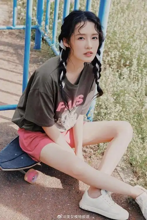 李沁少女风写真好甜美穿蜜桃粉衬衣扎麻花辫娇俏可爱