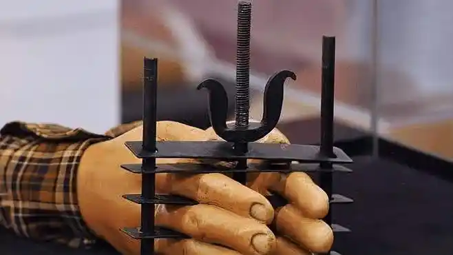 精巧刑具之指枷,能将人的手指压碎,使人落下终身残疾!