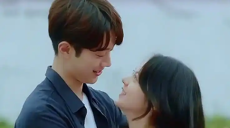 初恋那件小事:赵今麦主动献360度立体抱,赖冠霖一脸宠溺,超甜