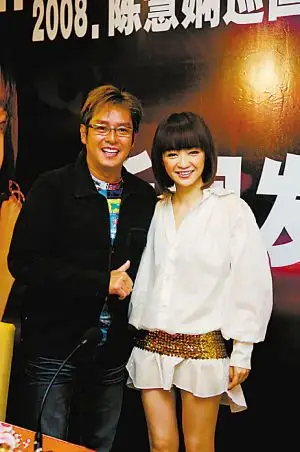 陈慧娴清纯造型现发布会 邂逅谭咏麟喜上眉梢