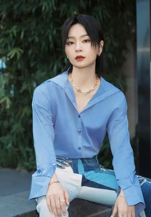 周笔畅的裤子首秀,叫"左腿深海右腿牛奶",两条腿各穿各的?