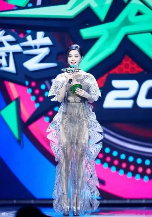 我们就要多加注意了,像范冰冰在这款透视装的内搭中,就以肉色短裙作为