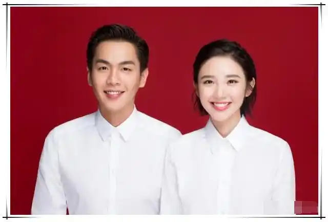 两个人都穿了十分简单干净的白衬衫,然后背景也是非常喜庆的大红色