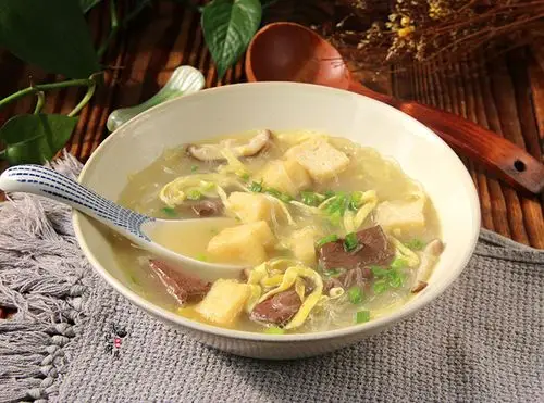 汤汁浓香,油豆腐入味,粉丝柔滑,谁能抵挡这碗汤的诱惑?