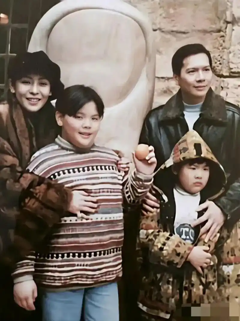 这是向华强与向太陈岚年轻时的一张全家合影,原来向太年轻时真的是一