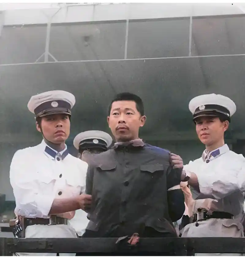 80年代严打期间,一名死刑犯在公审大会现场,画面中的他面无表情,不知