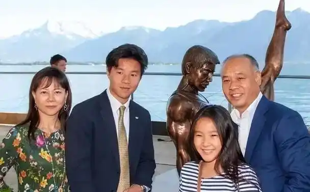 李宁妻子陈永妍婚后六年无子见证了丈夫的眼泪44岁冒险生女