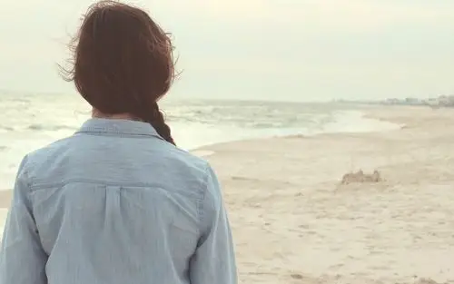 一个人面朝大海的背影