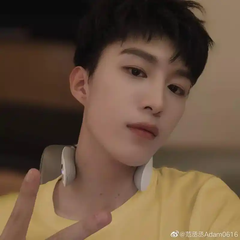 范丞丞室内抽烟惹怒网友打脸粉丝乖孩子人设崩塌