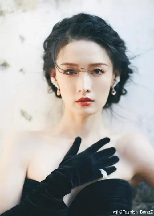 李沁超话身着 georges chakra 2023 秋冬定制礼服,佩戴 boucheron