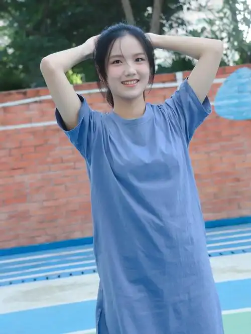 运动会上的女高中生