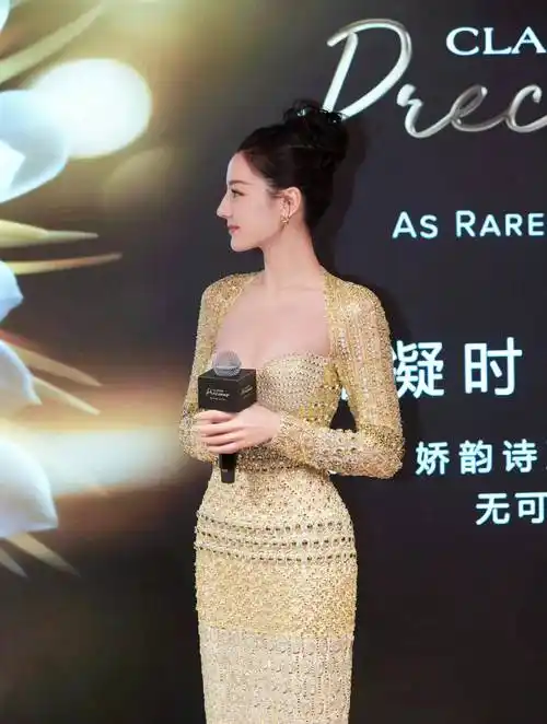 迪丽热巴穿水晶缀饰礼服 优雅高贵 身材曲线曼妙玲珑 性感迷人_活动