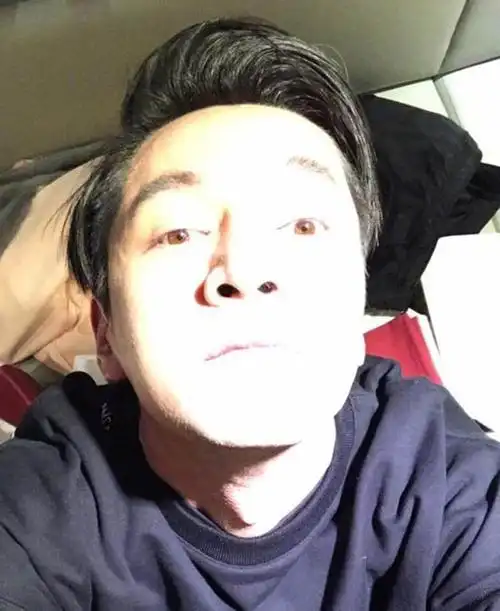 胡歌搞怪仰脸自拍照曝光 网友调侃偶像包袱碎了一地