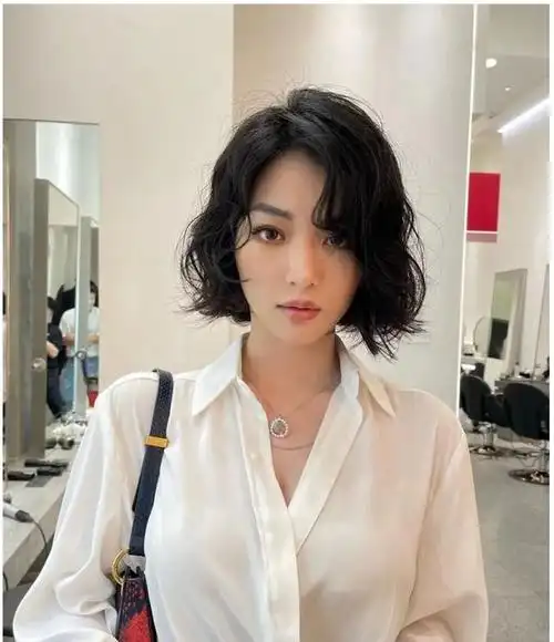 女生短发卷发发型有哪些(最火女士短发14款看着很心动)