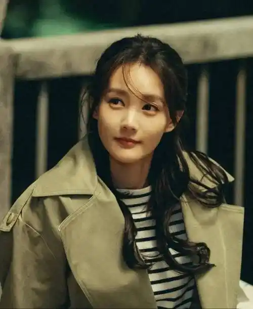 马伊琍以素颜出镜,展现了她作为演员的自信与实力.