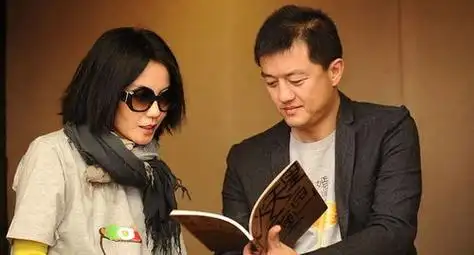 王菲老公是谁与窦唯:王菲与三任老公的合照,王菲现在的老公的是谁