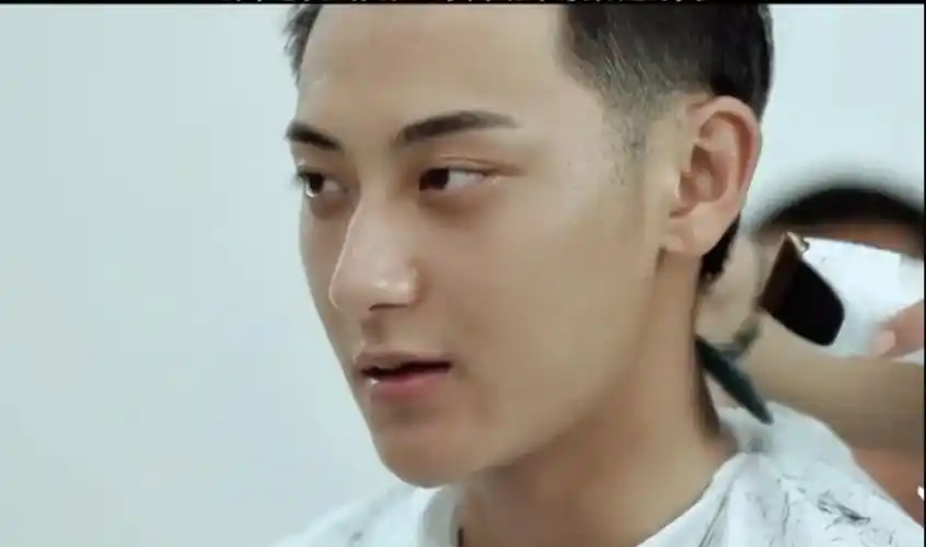 黄子韬:第一次和男的"接吻",杨幂笑到失控!