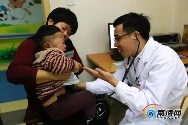 "小朋友有点胆怯,但是文昌市人民医院/同济文昌医院儿科主任林鸿国