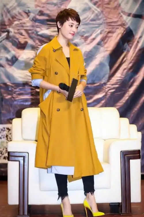 真看不出孙俪快40了一袭黄色风衣洋气又高级时髦度不输00后